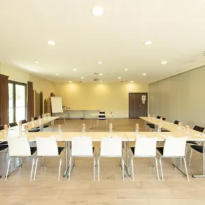 Golden Tulip Le Paradou מלון